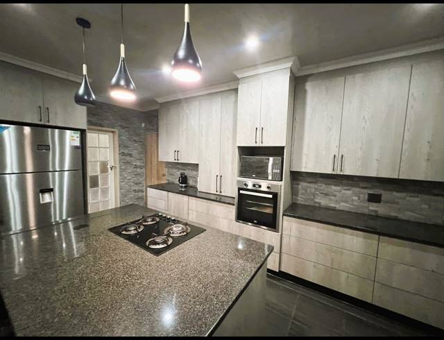 6 BEDROOM HOUSE FOR SALE IN BOLTONWOLD